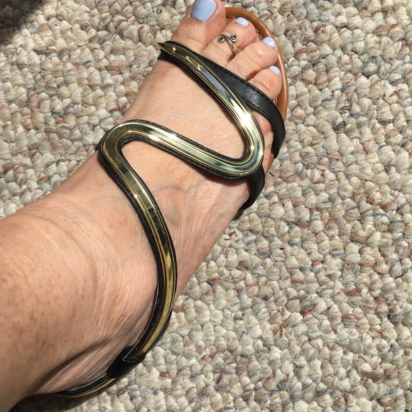 JustFab Sz 7 gorgeous gold and black zigzag design/eye catching sandals! Pizazz! - Picture 6 of 9